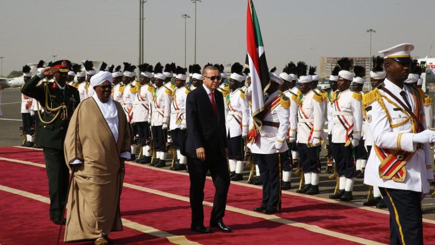 الرئيس السوداني عمر البشير يستقبل نظيره التركي رجب اردوغان بمطار الخرطوم 24 ديسمبر 2017 . صورة ل(سونا)