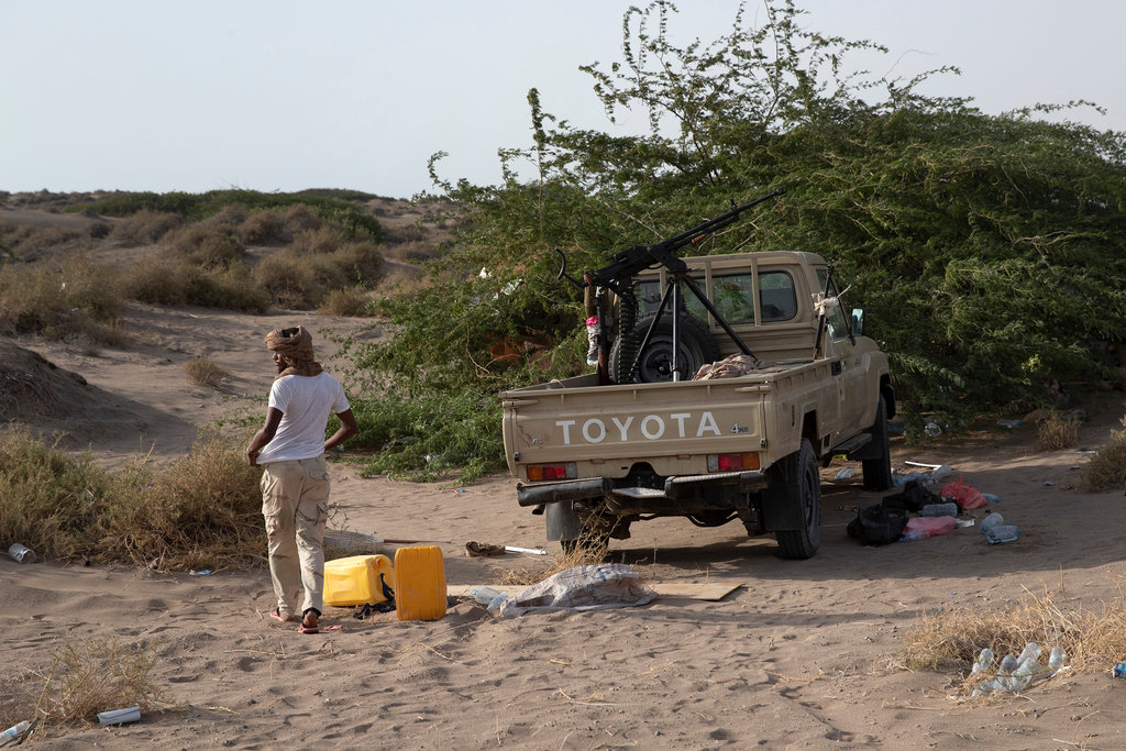 مقاتل من المليشيات السودانية التي تقاتل تحت قيادة دولة الإمارات العربية المتحدة على طول الطريق الساحلي السريع المؤدي إلى ميناء الحديدة المتنازع عليه ، اليمن. صورة ل(نيويورك تايمز)