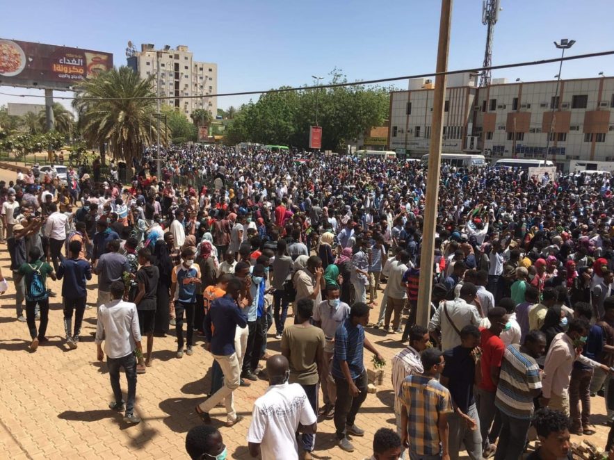 تظاهرة لآلاف السودانين بالعاصمة السودانية الخرطوم 6 ابريل 2019 . صورة من (مواقع التواصل الإجتماعي)