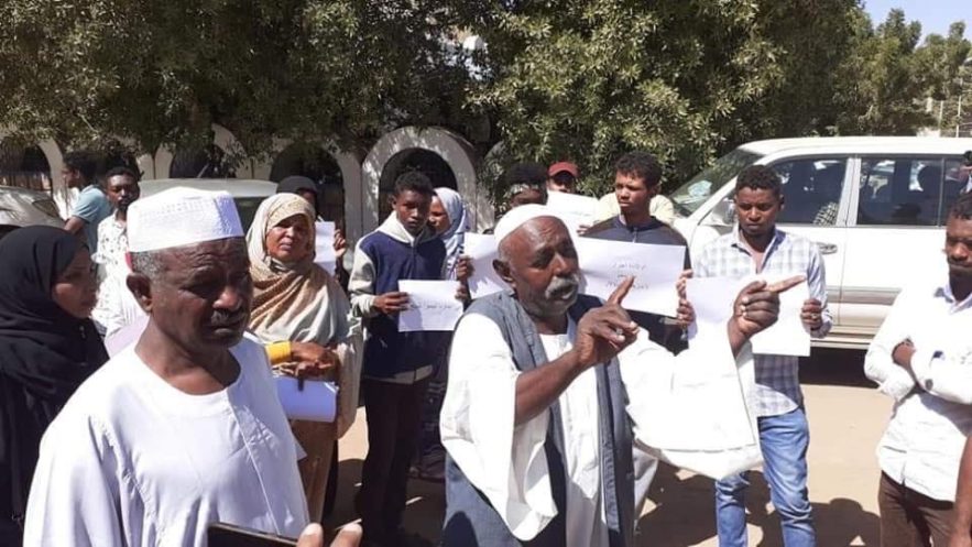 سودانيون يحتجون أمام السفارة الاماراتية بالخرطوم ويتهمون شركة اماراتية باستغلال أبنائهم