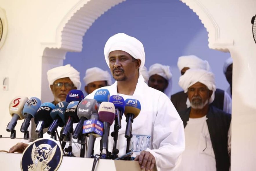 نائب رئيس مجلس السيادة الإنتقالي في السودان الفريق أول محمد حمدان دقلو يتحدث في مؤتمر صحفي عقب اجتماعه مع قيادات الشرق