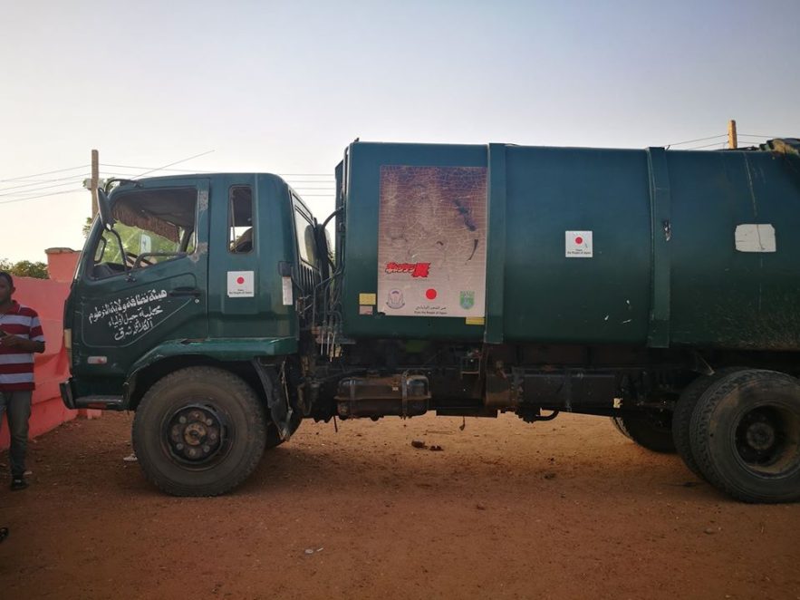 سيارة تقوم بنقل النفايات نشرها ناشطون علي مواقع التواصل الاجتماعي